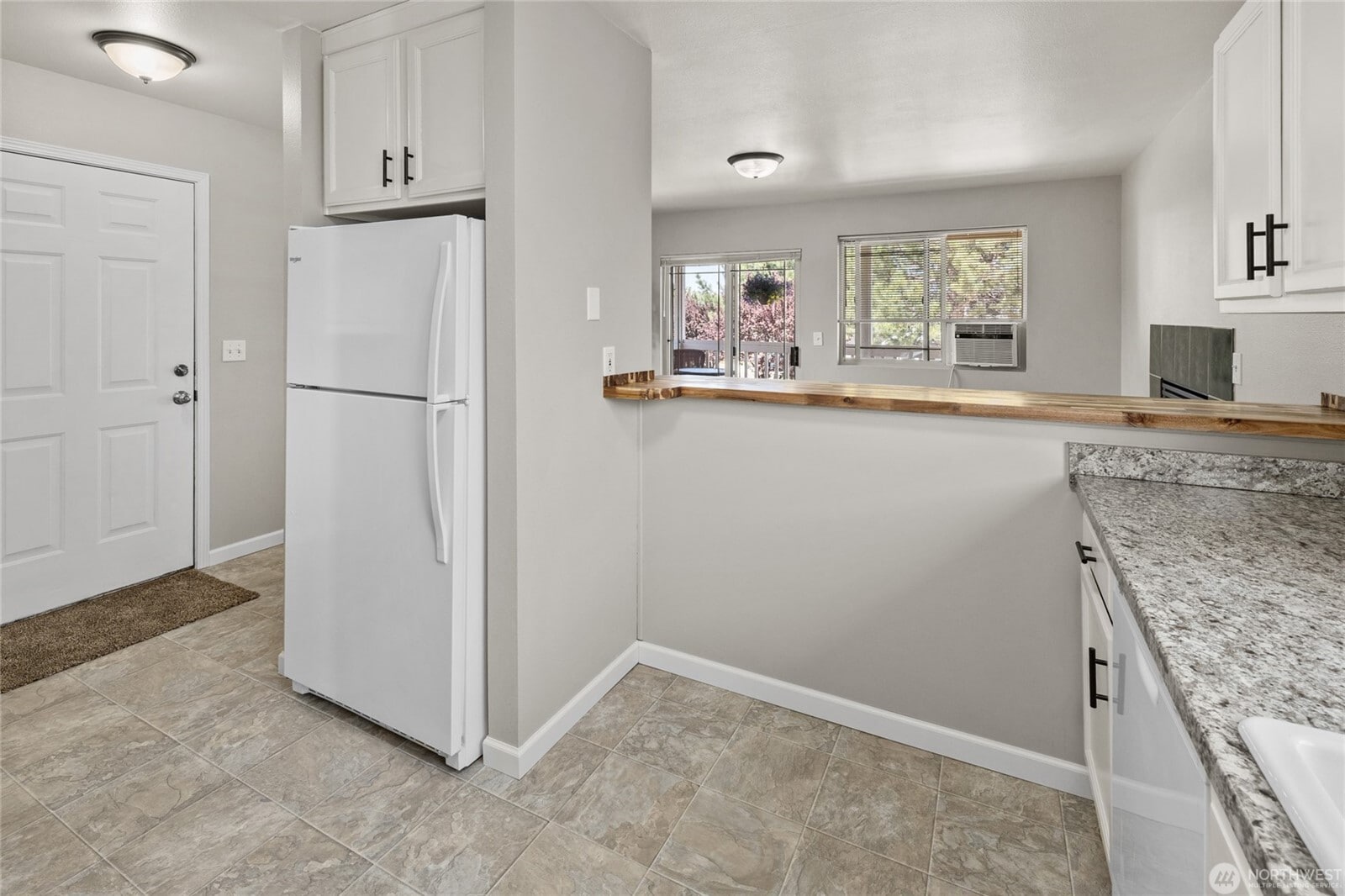 Breakfast bar overlooking living room - 502 E River Ave