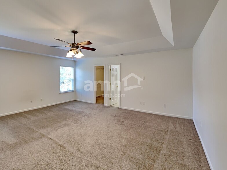 Building Photo - 1042 Vanguard Dr