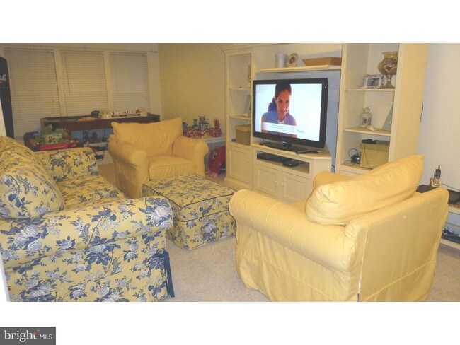 Building Photo - 209 Creekside Dr