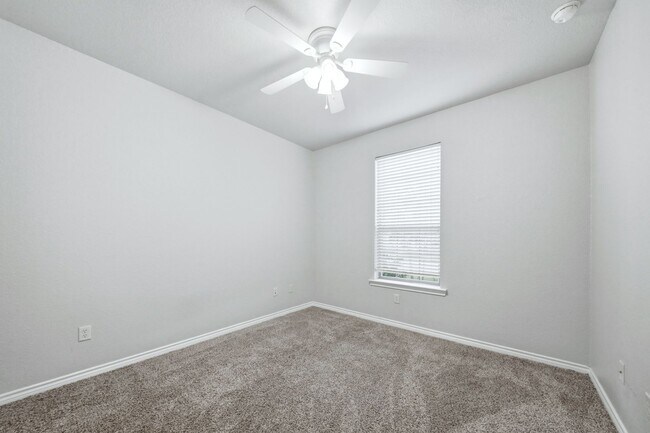 Building Photo - 104 Kleine Ln