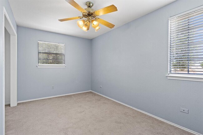 Building Photo - 100 Parque Cir