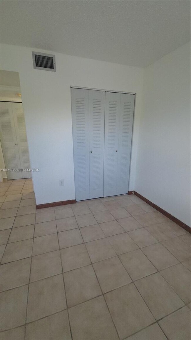Building Photo - 9437 Fontainebleau Blvd