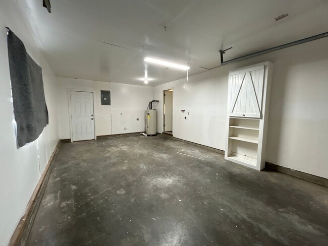 Building Photo - Newly Remodeled 3 Bedroom / 1 Bathroom hom...