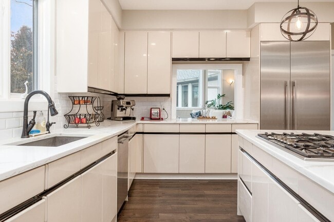 Building Photo - 4602 Sandwich Ct