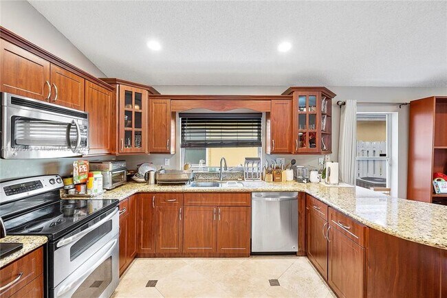 Building Photo - 3 bedroom in Hollywood FL 33012