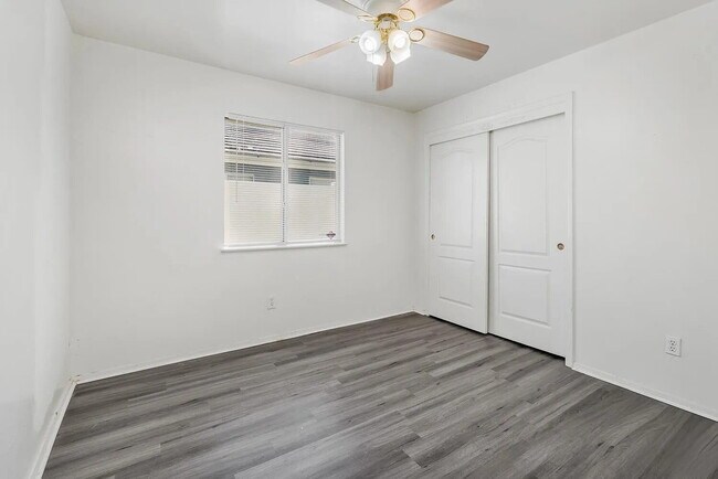 Building Photo - Spacious 3 Bedroom, 2 Bathroom with office!