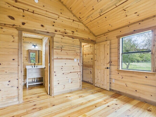 Building Photo - 2/2 Custom Cabin