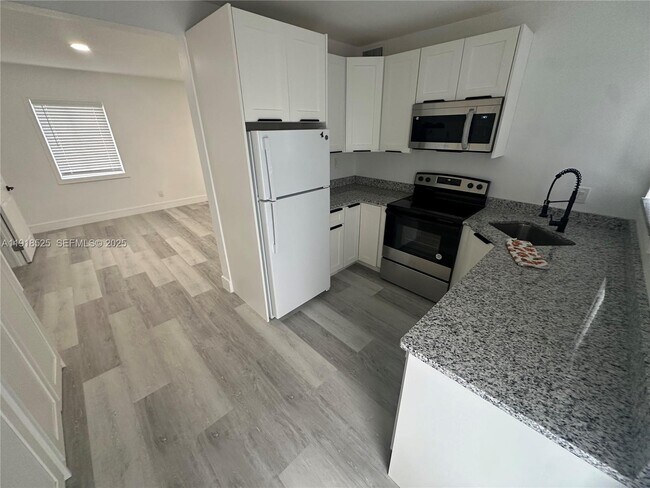 Building Photo - 1308 NW 13th Ct