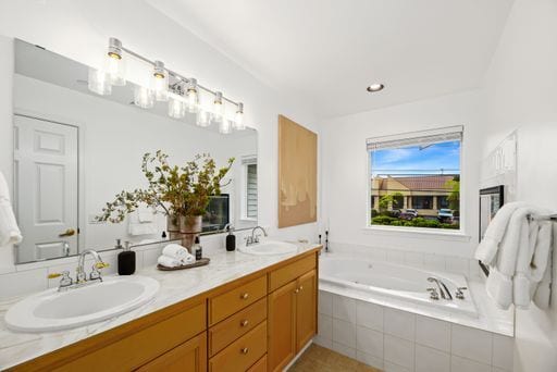 Building Photo - Updated Townhouse in Lynnwood-with Garage ...