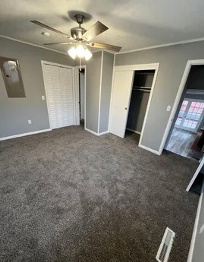 Building Photo - 3 bedroom/2 bath house