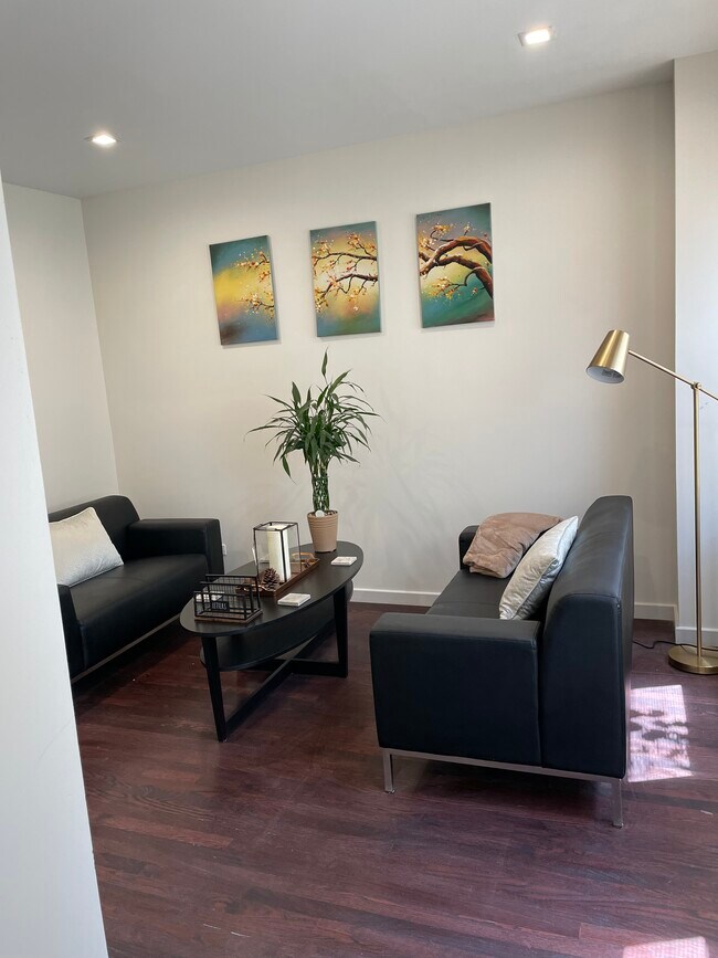 Building Photo - 2336 W 22nd Pl