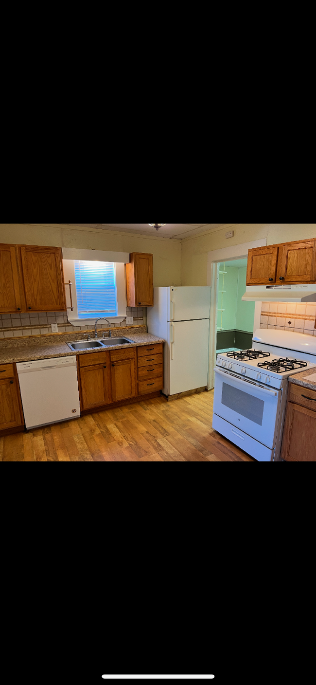 Building Photo - 2-Bedroom with Hardwood Floors in Stillwat...