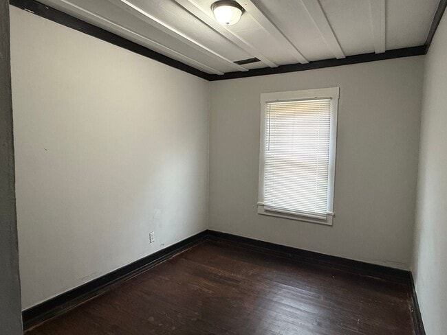 Building Photo - **1/2 OFF 1st Month Rent- 2 bedroom 1 bath...