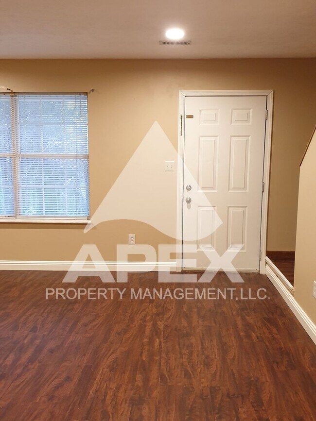Building Photo - Spacious 2 Bd 1.5 Ba Townhouse in Halls!