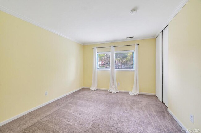 Building Photo - 109 Pointe Cir S