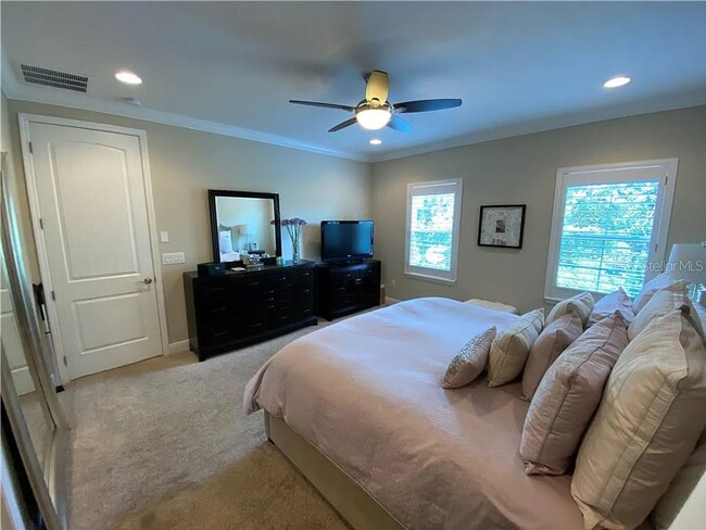 Building Photo - Large 3 Bed 3.5 Bath 2 Car Garage Townhous...
