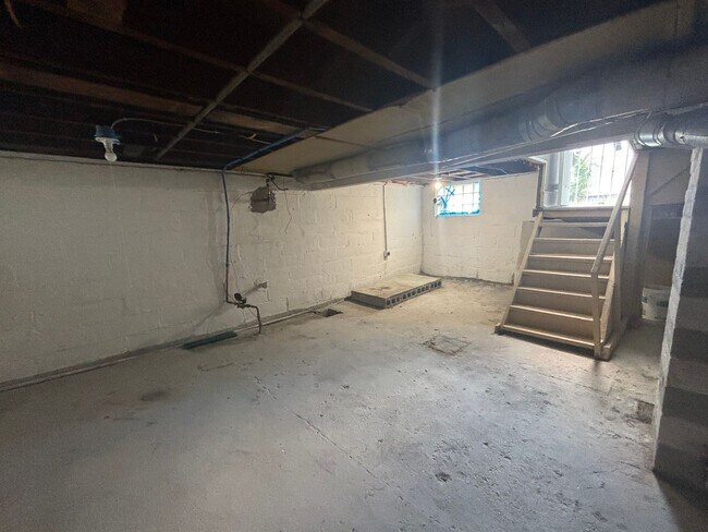 Building Photo - 13721 Beachwood Ave