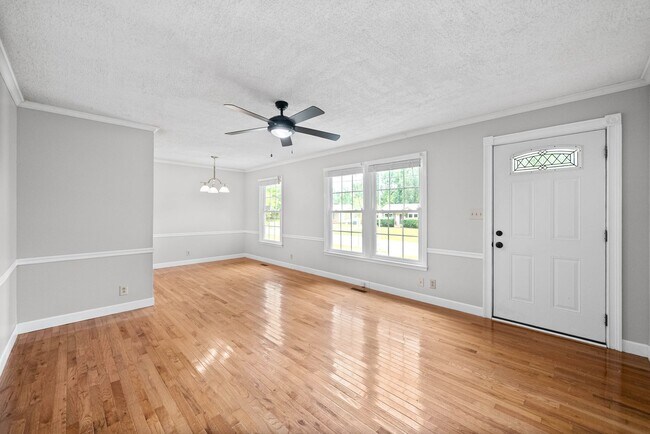 Building Photo - 541 Donna Dr