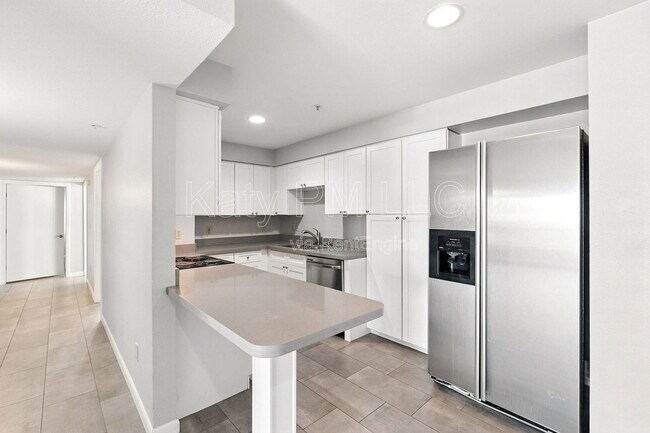 Building Photo - 1005 E 8th St