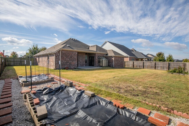 Building Photo - 4000 SW Hollyhock St