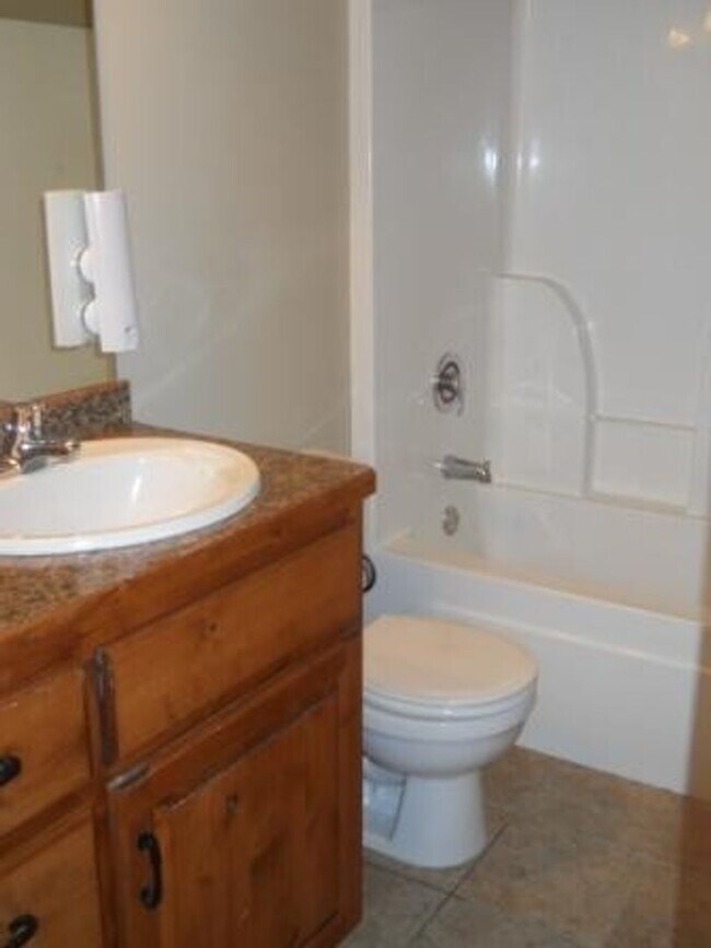 Building Photo - Beautiful 4 bedroom house in Battlefield!