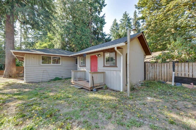 Building Photo - Charming House For Rent in Burien! Full Si...
