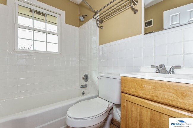 Building Photo - 2 bedroom duplex with bonus room