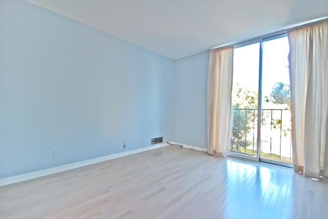 Building Photo - 1 Bed / 1 Bath pet friendly condo with par...