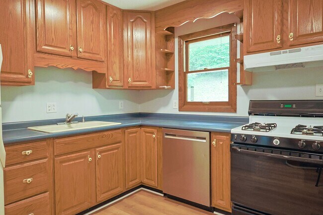 Building Photo - nice renovated 4 Bed 3 Bath