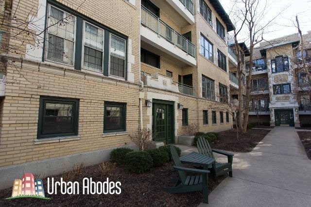 Building Photo - 4312 N Clarendon Ave