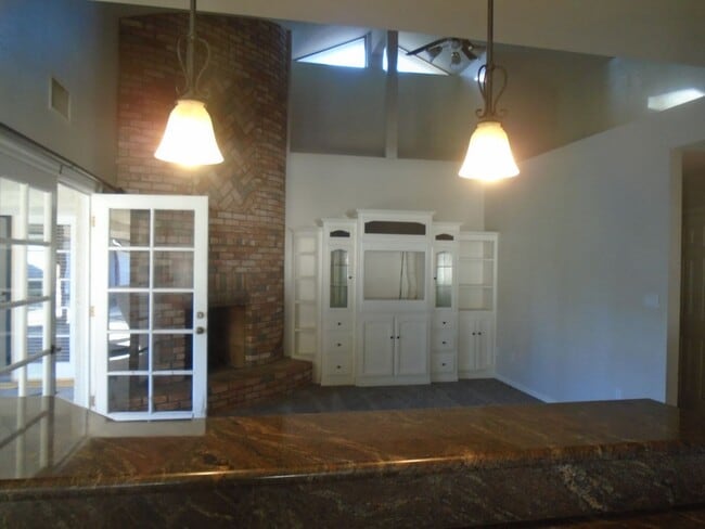 Building Photo - NW - CUSTOM HOME WITH POOL!!