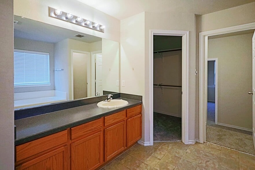 Building Photo - Affordable charm in Ferris – your cozy home at an unbeatable price!