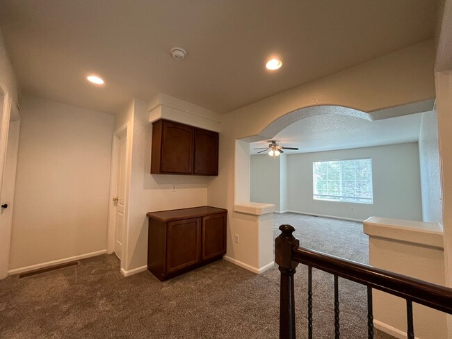 Building Photo - 5 Bed, 3.5 Bath with A/C, Available Now! -...