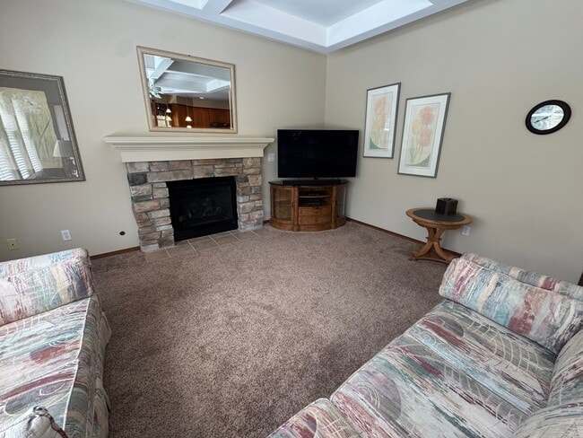 Building Photo - 3 Bed, 2 Bath PLUS Bonus Room SHORT TERM R...
