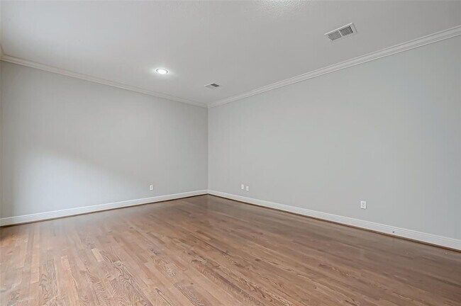 Building Photo - 2527 Potomac Dr