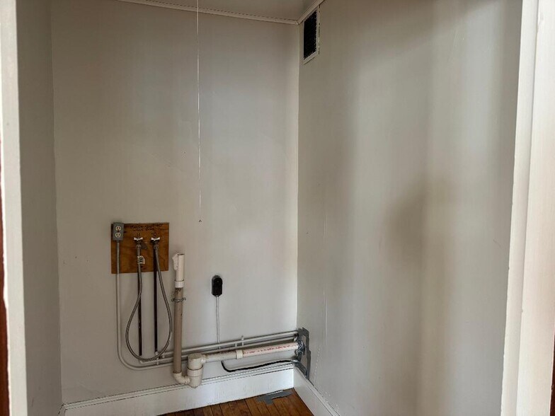 Building Photo - 868 Broadway