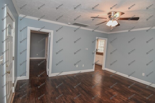 Building Photo - $900- Beautifully Updated 1-Bedroom, 1-Bat...