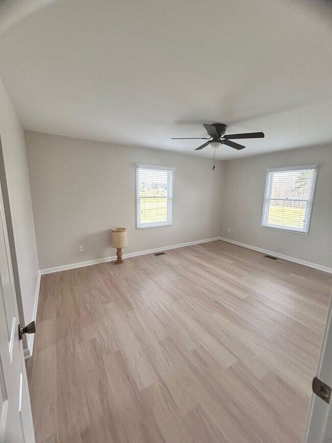 Building Photo - Peaceful Country Living