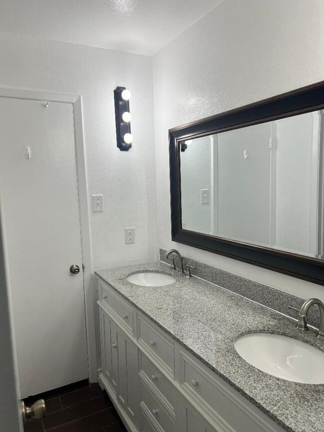 Building Photo - 2907 Redbud Ave