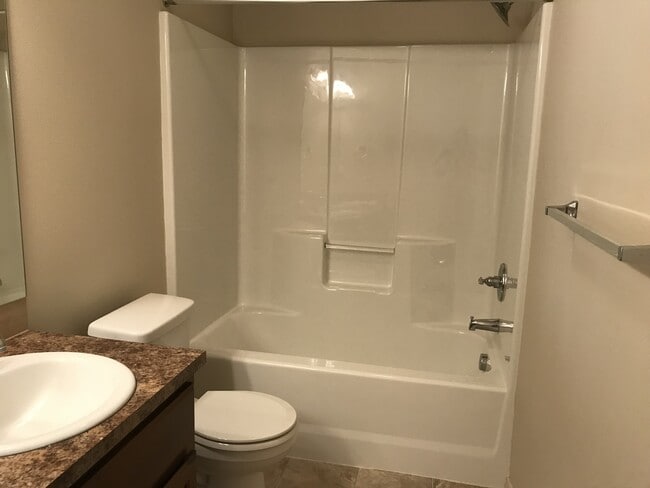 Building Photo - Well Maintained Spacious 4 BD Home with Gr...