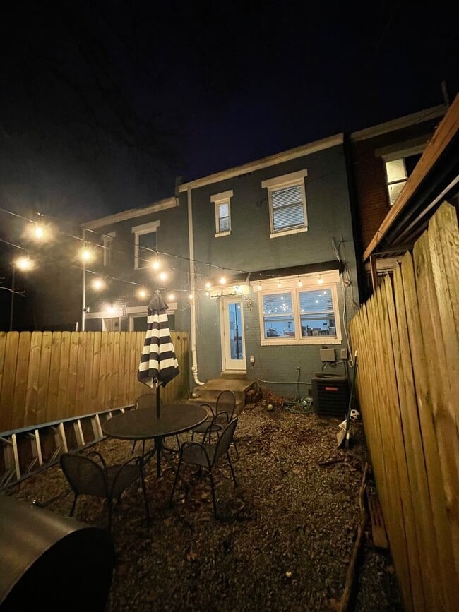 Building Photo - Spacious 2BR Townhouse with Backyard & Bon...