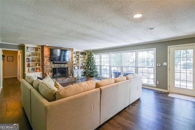 Building Photo - 701 Willow Ridge Dr NE