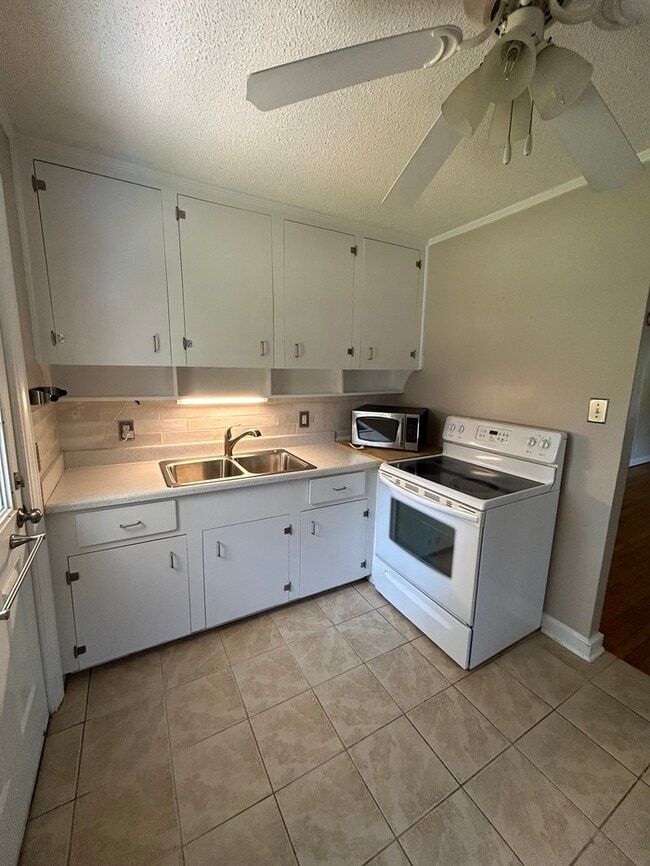 Building Photo - 2331 Wesley Dr