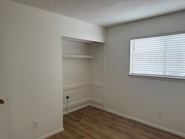 Building Photo - 12029 Brentwood Hills Blvd NE