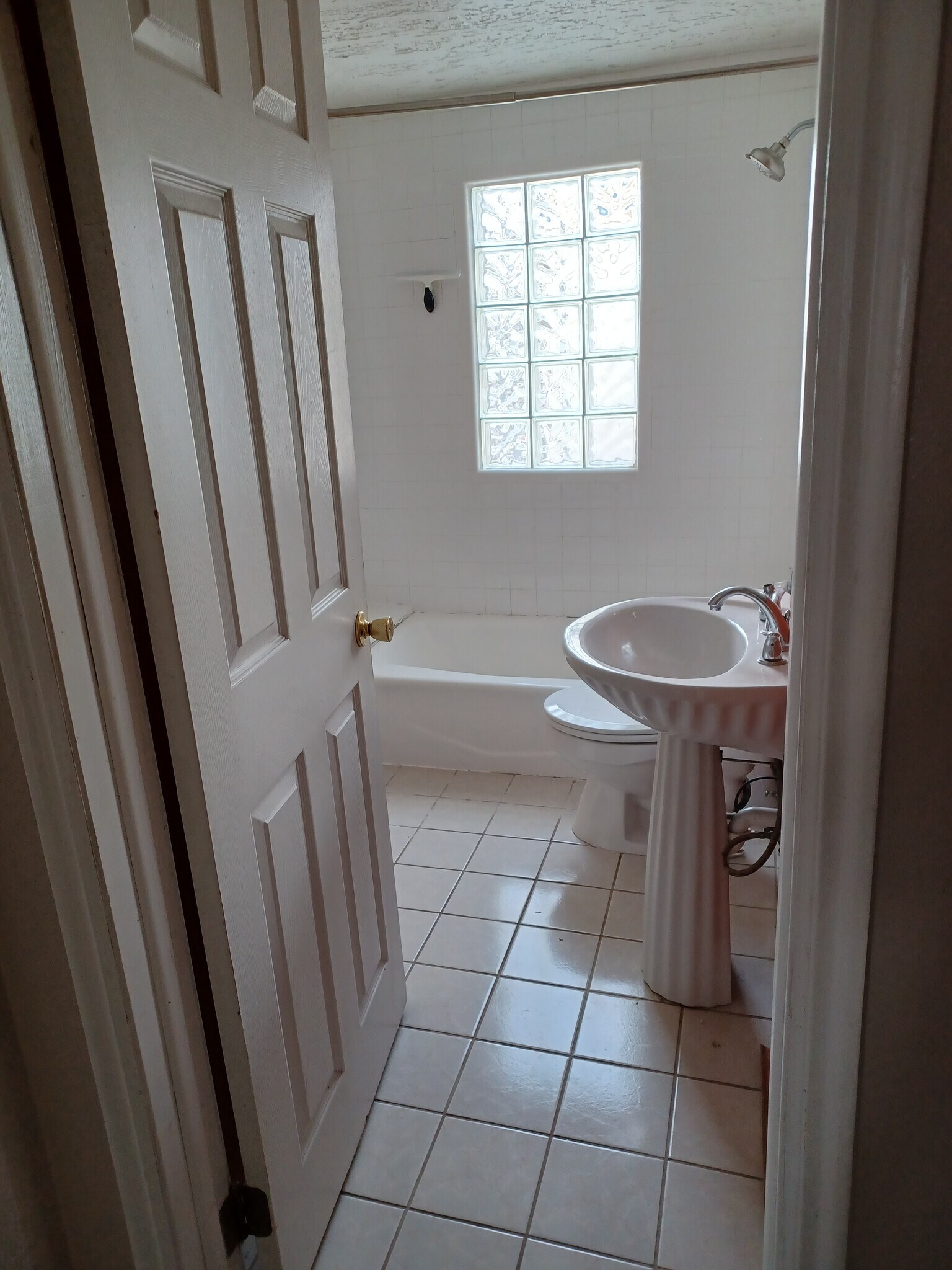 Building Photo - 621 S Lake St