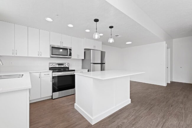 Building Photo - "Discover Comfort & Style: Spacious 3-Bed,...