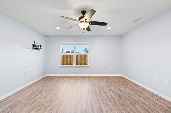Building Photo - Redstone Commons 4bed/2bath Available Now!