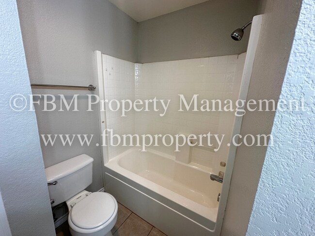 Building Photo - 801 Oak Dr