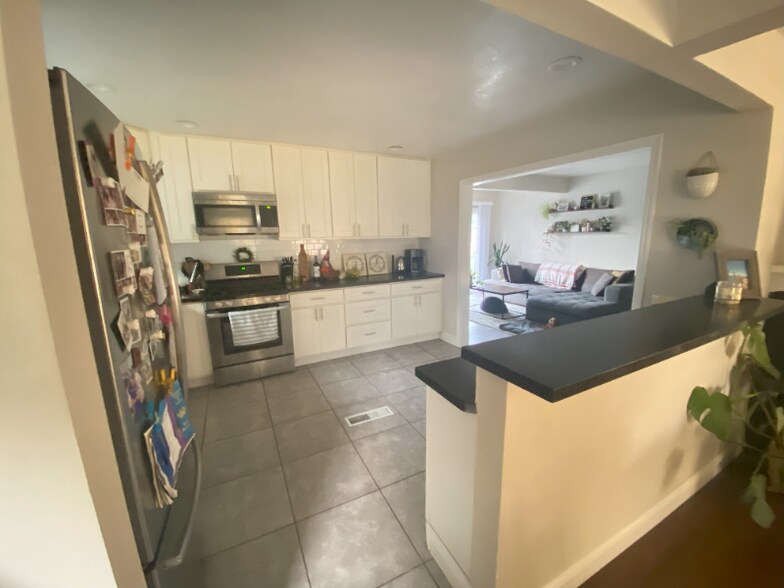 Building Photo - 615 Fremont Way