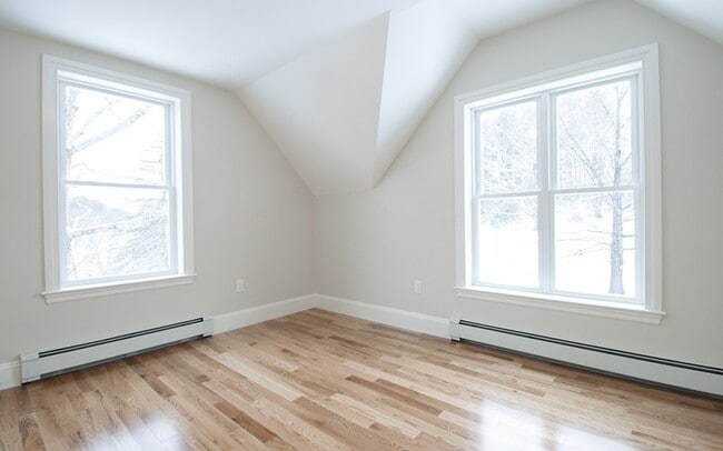 Building Photo - 76 Main St